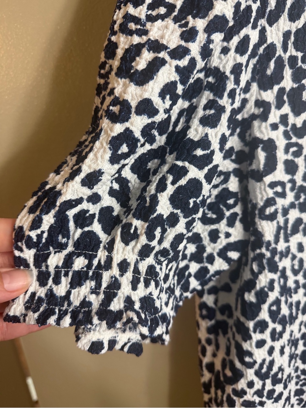 LOFT Dark Navy White Leopard Print Puff Sleeve Textured Blouse Large - Picture 5 of 9
